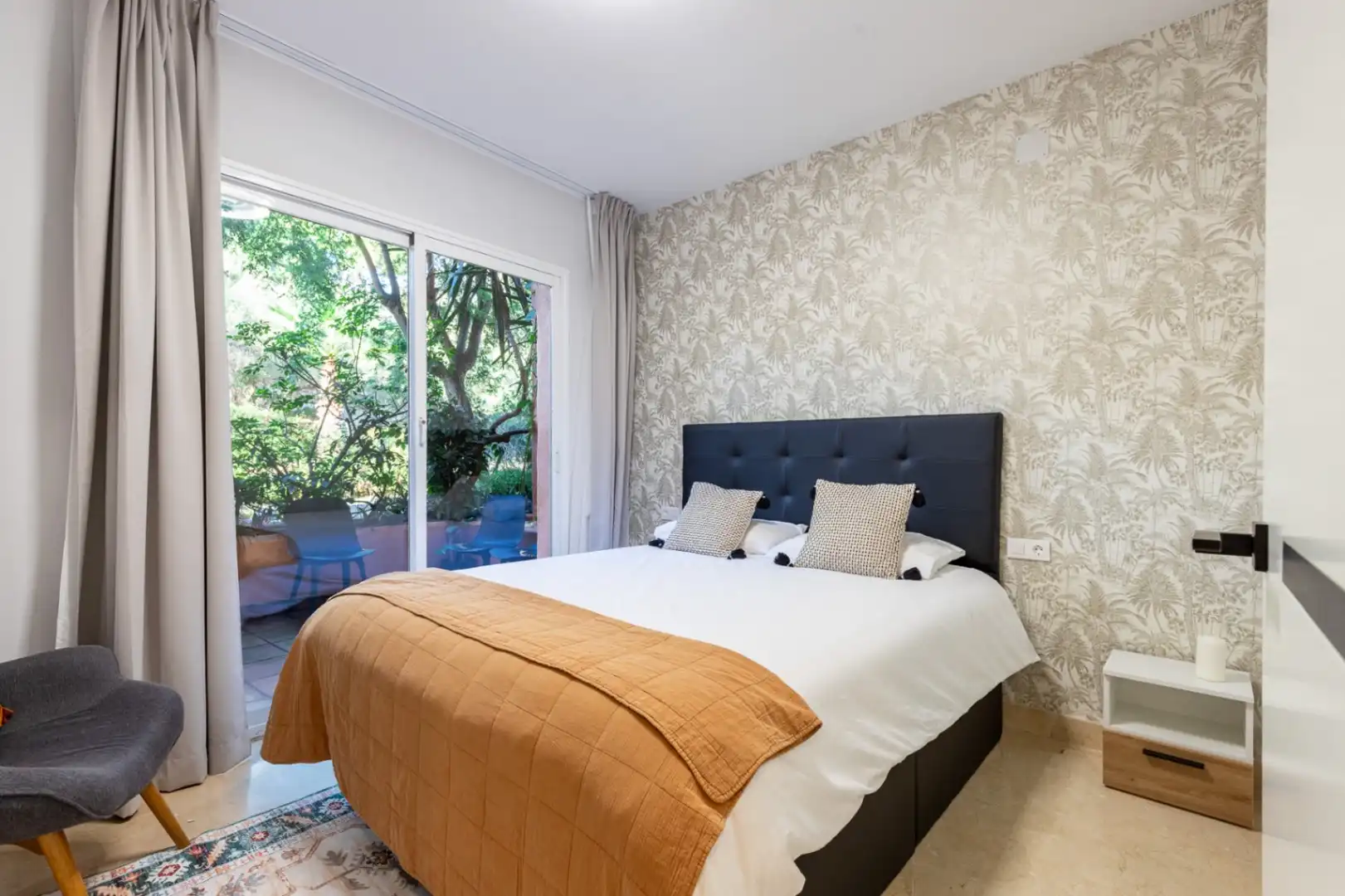 Schlafzimmer von Wohnungen zur Miete in Marbella mit Klimaanlage, Heizung und Terrasse