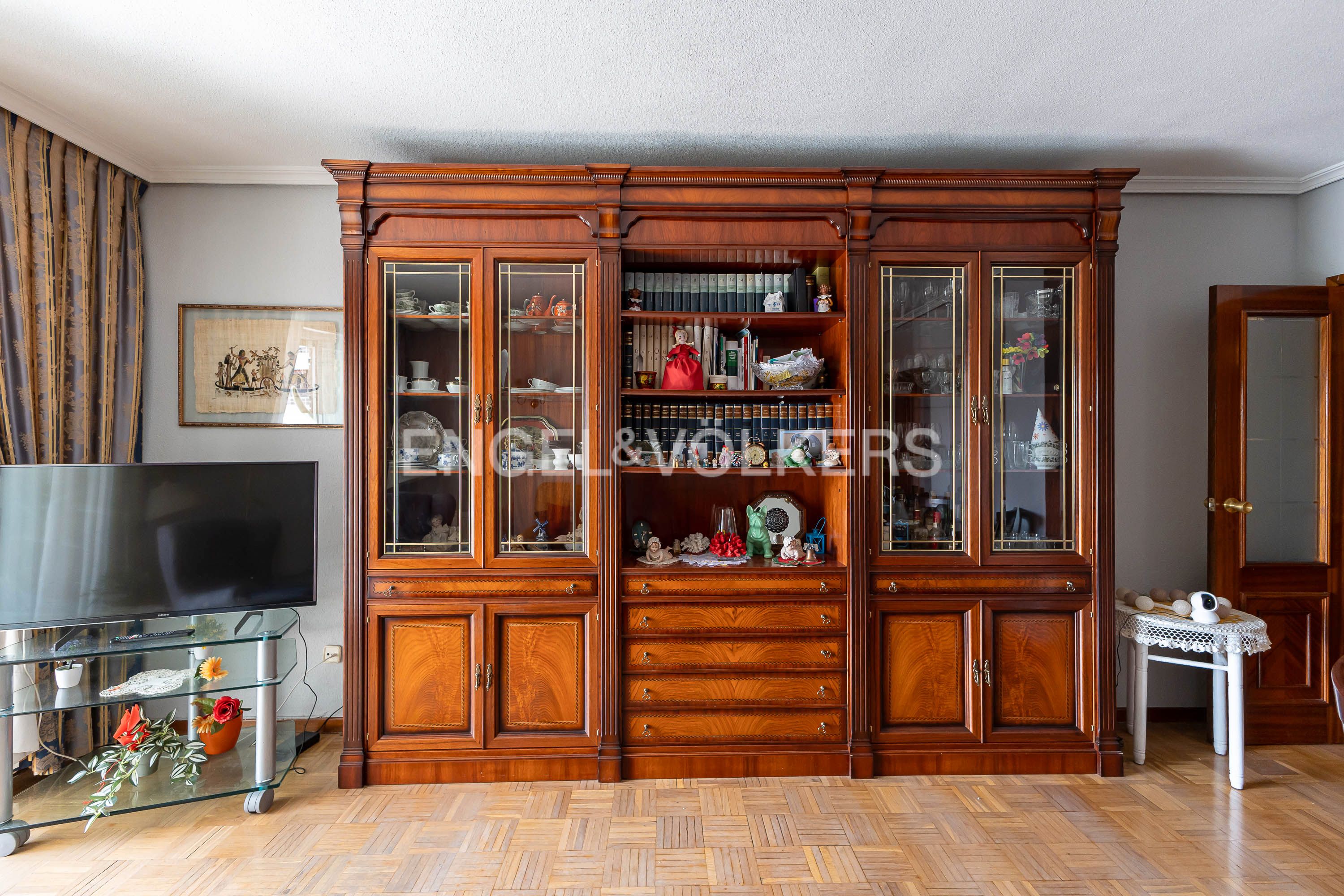 Sala d'estar de Apartament en venda en  Madrid Capital amb Calefacció, Parquet i Terrassa