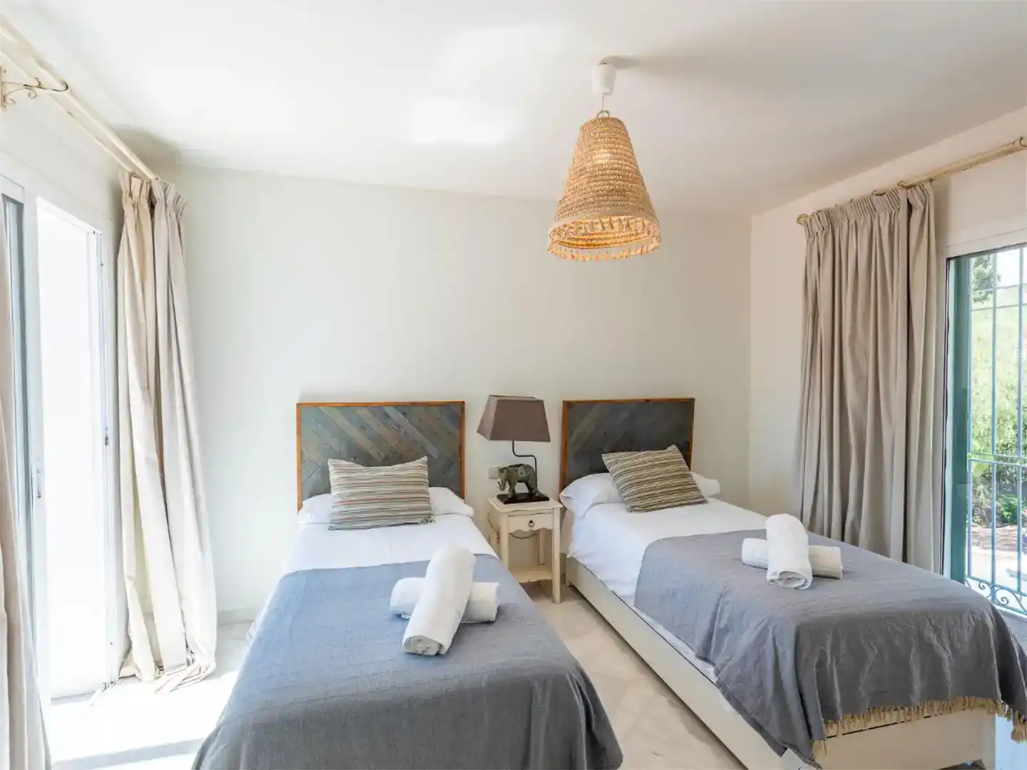 Schlafzimmer von Wohnung zur Miete in Estepona mit Klimaanlage, Schwimmbad und Balkon