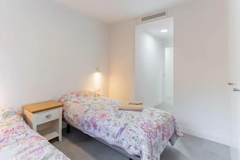 Habitación de Planta baja de alquiler en Estepona con Aire acondicionado, Jardín privado y Terraza