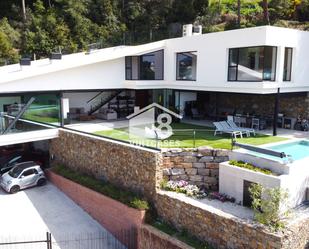 Vista exterior de Casa o xalet en venda en Sant Pol de Mar amb Aire condicionat, Terrassa i Piscina