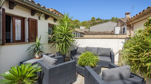 Casa de pueblo con fachada de piedra tradicional en venta en el centro de Pollensa, Mallorca