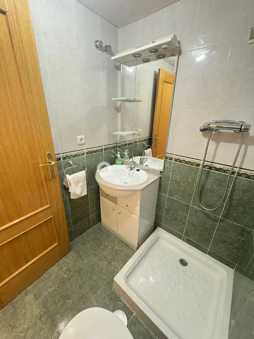 Baño de Ático en venta en Población de Arroyo con Calefacción y Amueblado