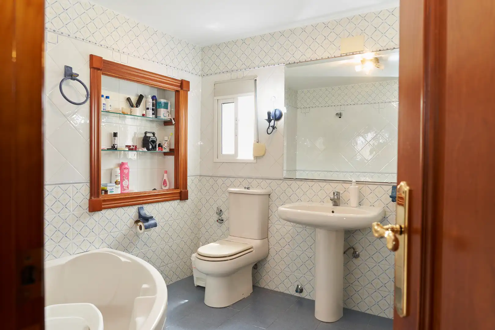 Bathroom of Detached homes for sale in Jaén  with Furnished