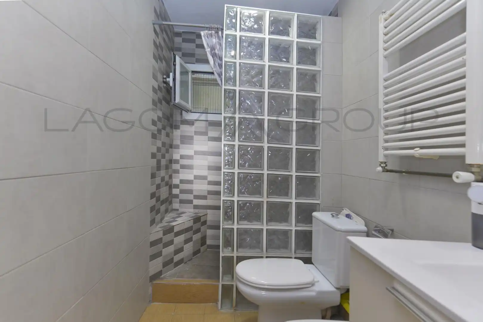 Badezimmer von Wohnung zum Verkauf in Gavà mit Klimaanlage, Heizung und Privatgarten