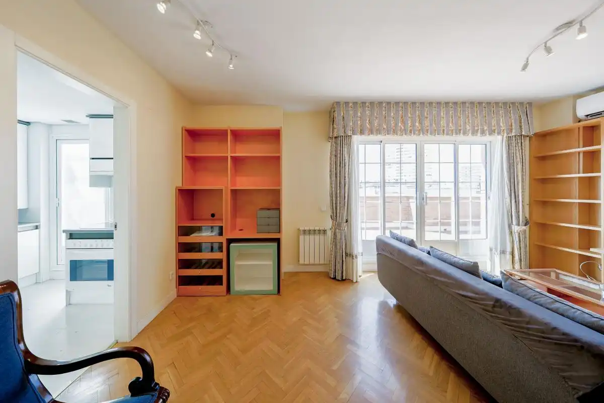 Sala d'estar de Àtic de lloguer en Madrid amb Aire condicionat, Calefacció i Jardí privat
