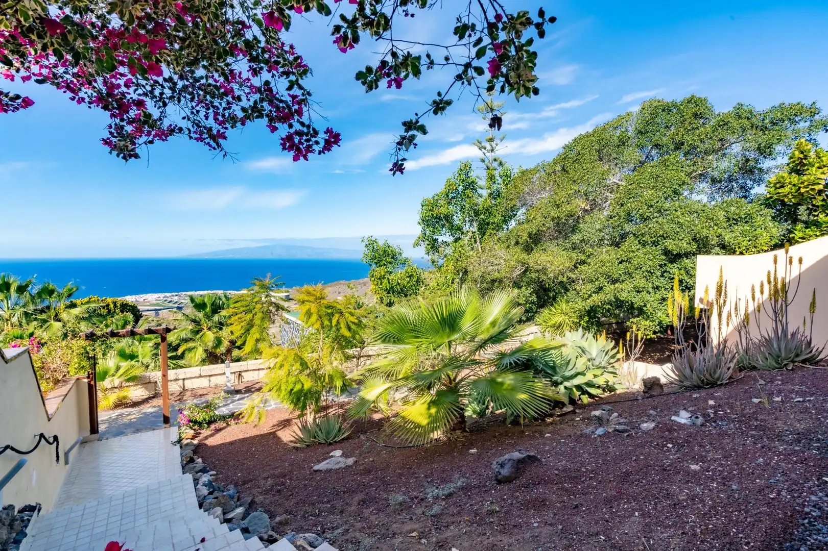 Vista exterior de Casa o xalet en venda en Guía de Isora amb Aire condicionat, Jardí privat i Terrassa