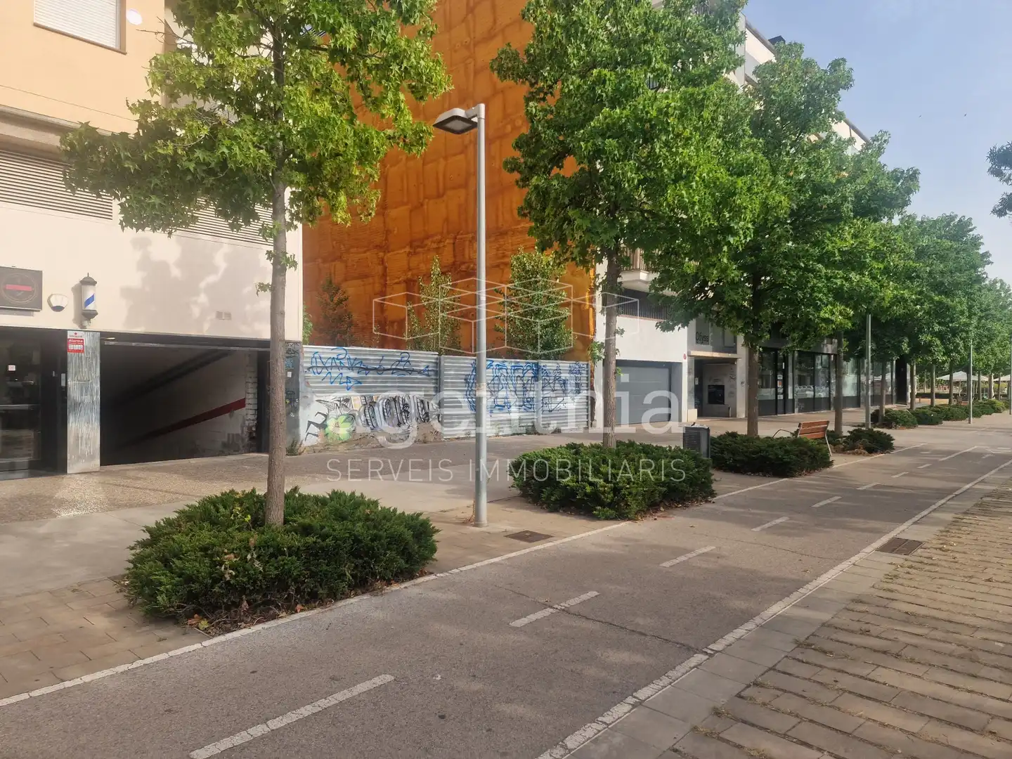 Vista exterior de Garatge en venda en Girona