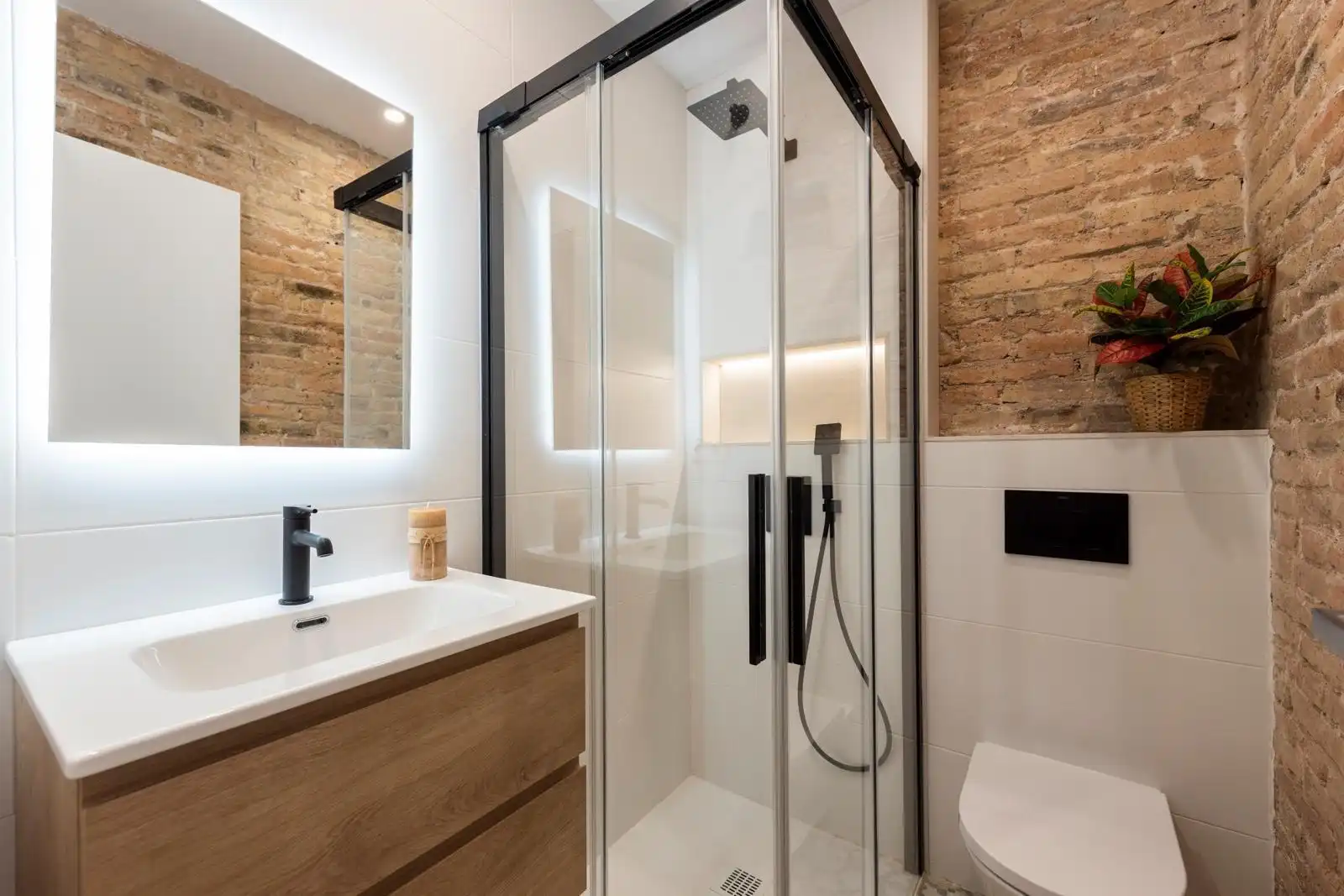 Badezimmer von Erdgeschoss zum Verkauf in Barcelona mit Klimaanlage, Heizung und Möbliert