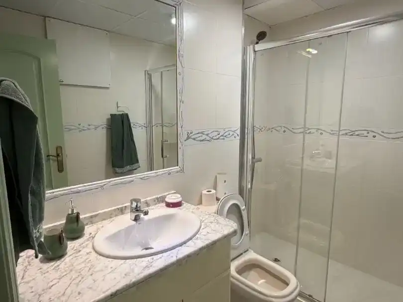 Baño de Piso de alquiler en Marbella con Aire acondicionado, Jardín privado y Piscina