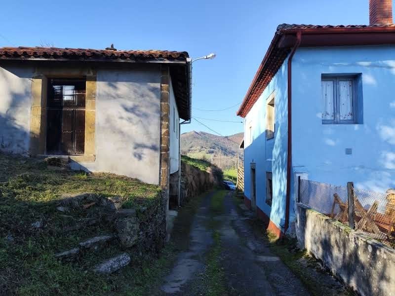 Vista exterior de Casa o xalet en venda en Salas amb Traster i Moblat