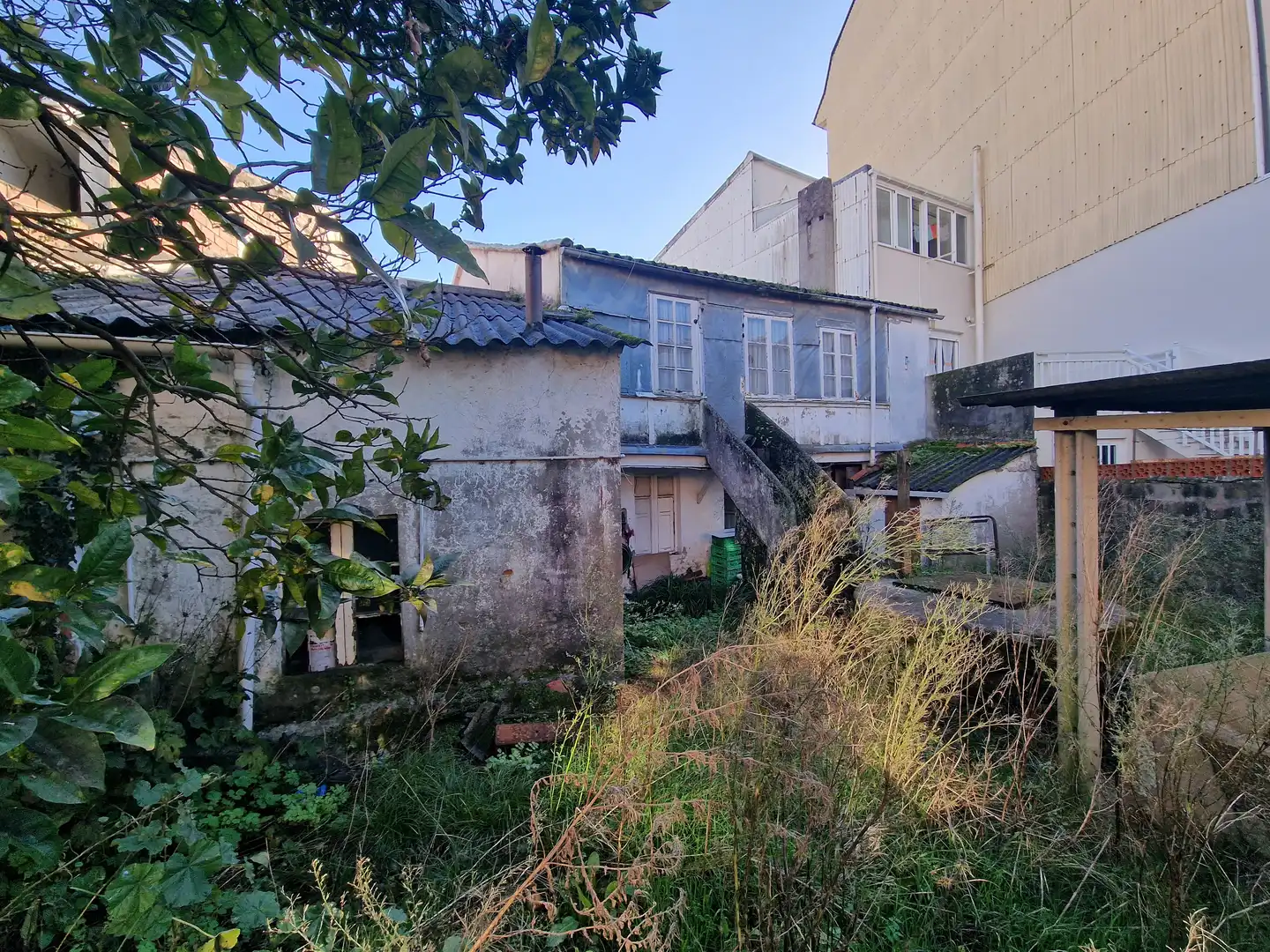 Vista exterior de Casa adosada en venda en Narón amb Jardí privat