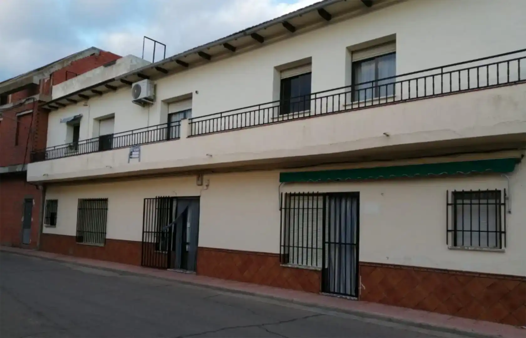 Vista exterior de Casa o chalet en venta en El Robledo   con Aire acondicionado, Amueblado y Horno