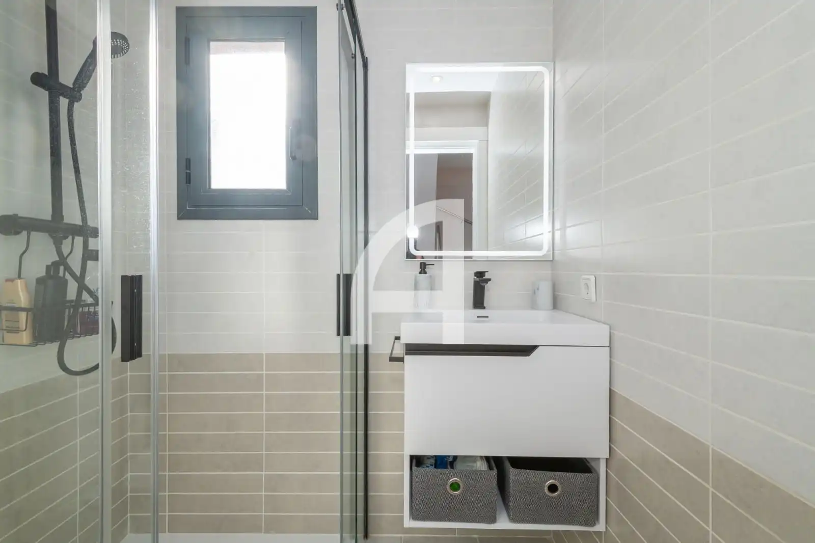 Badezimmer von Einfamilien-Reihenhaus zum Verkauf in Castell d'Aro, Platja d'Aro i s'Agaró mit Klimaanlage, Privatgarten und Terrasse