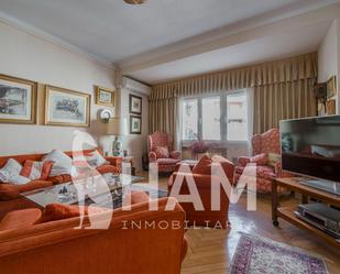 Sala d'estar de Apartament de lloguer en  Madrid Capital amb Aire condicionat i Balcó