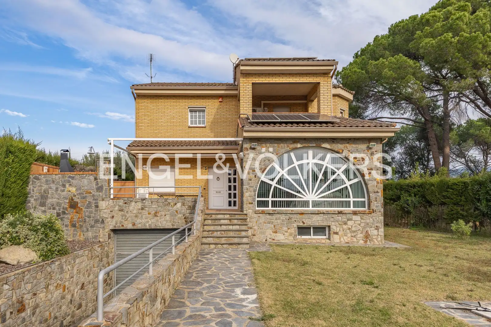 Vista exterior de Casa o xalet en venda en Castellar del Vallès amb Aire condicionat, Calefacció i Jardí privat