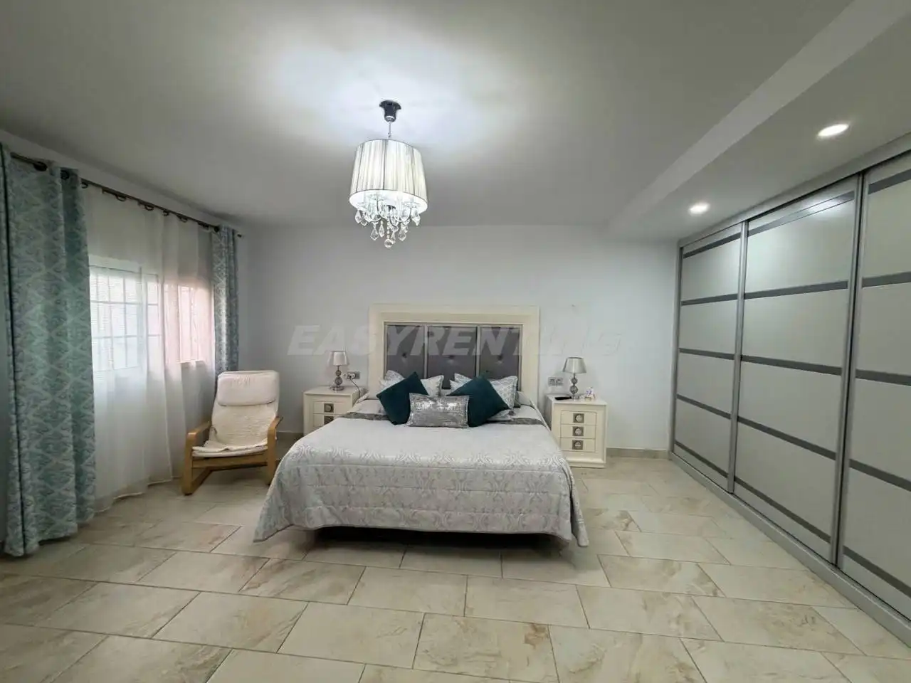Dormitori de Casa o xalet en venda en La Línea de la Concepción amb Aire condicionat, Terrassa i Moblat