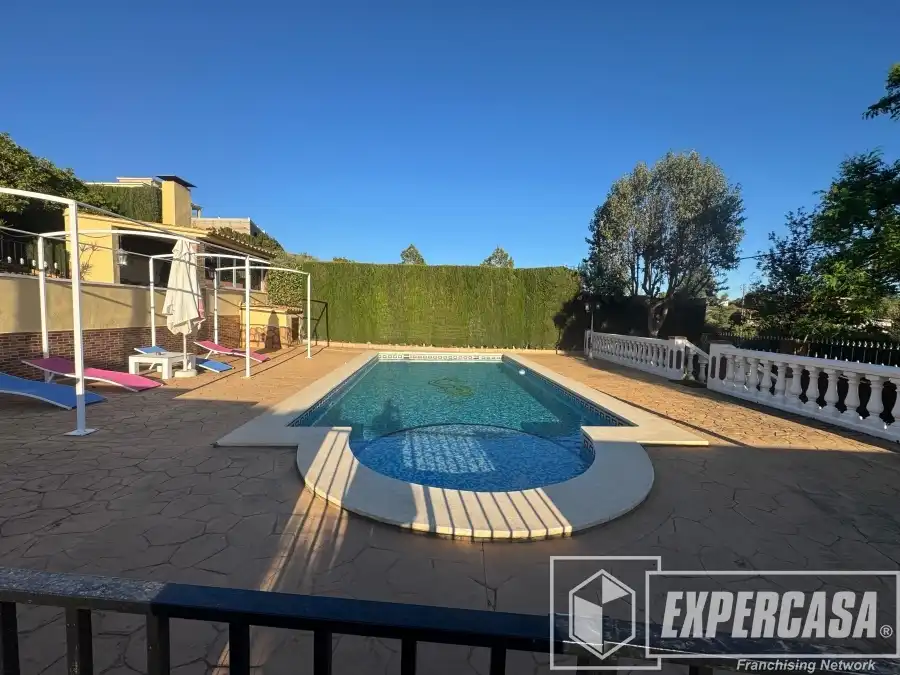 Villa con piscina in vendita a Urbanización LOS LAGOS/ALGINET 1009, imagen 2