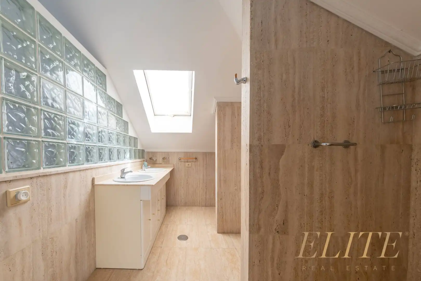 Badezimmer von Einfamilien-Reihenhaus zum Verkauf in Santa Brígida mit Parkett