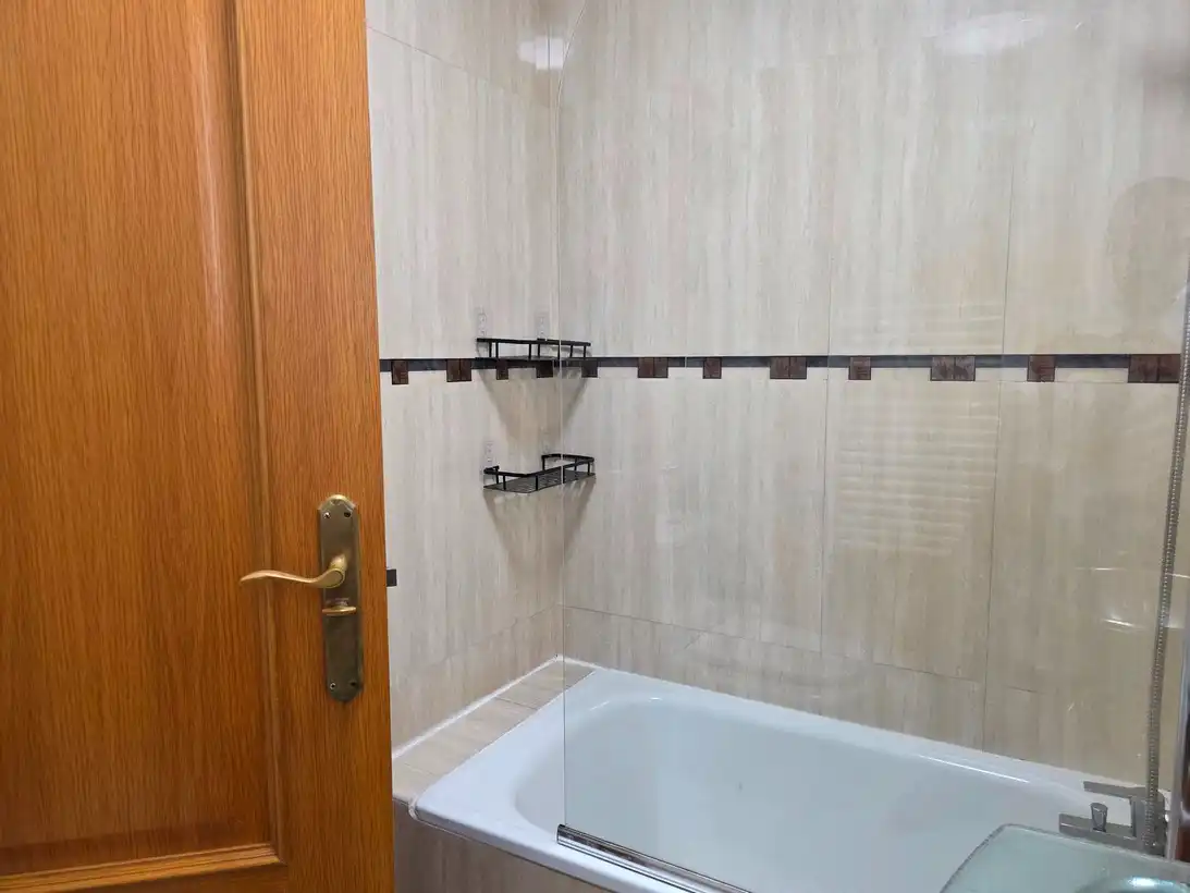 Badezimmer von Wohnung zur Miete in Madrid mit Klimaanlage, Heizung und Parkett