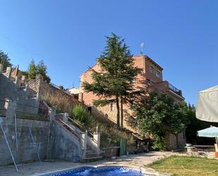 Vista exterior de Casa o xalet en venda en Guadalajara Capital amb Aire condicionat, Piscina i Balcó