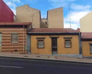 Vista exterior de Casa adosada en venda en León Capital  amb Calefacció, Jardí privat i Terrassa