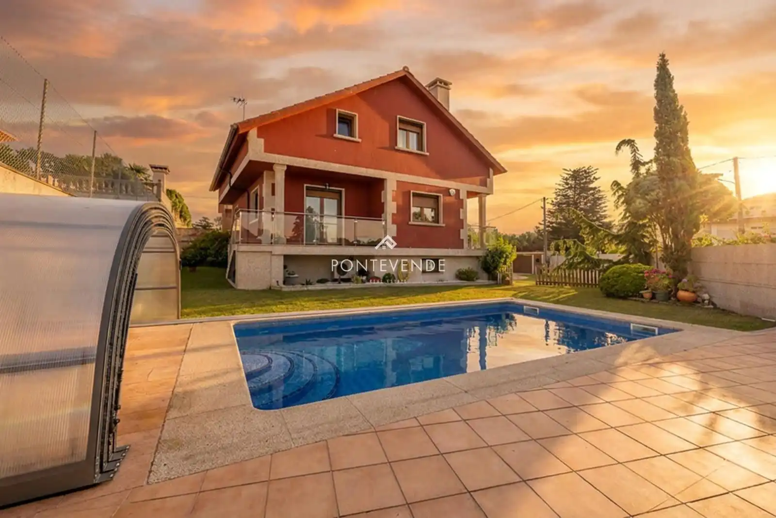Vista exterior de Casa o xalet en venda en A Guarda   amb Calefacció, Terrassa i Piscina