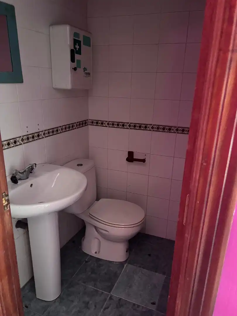 Baño de Local de alquiler en Algeciras con Alarma