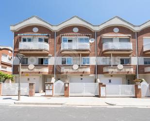 Vista exterior de Casa adosada en venda en Reus amb Aire condicionat, Calefacció i Jardí privat