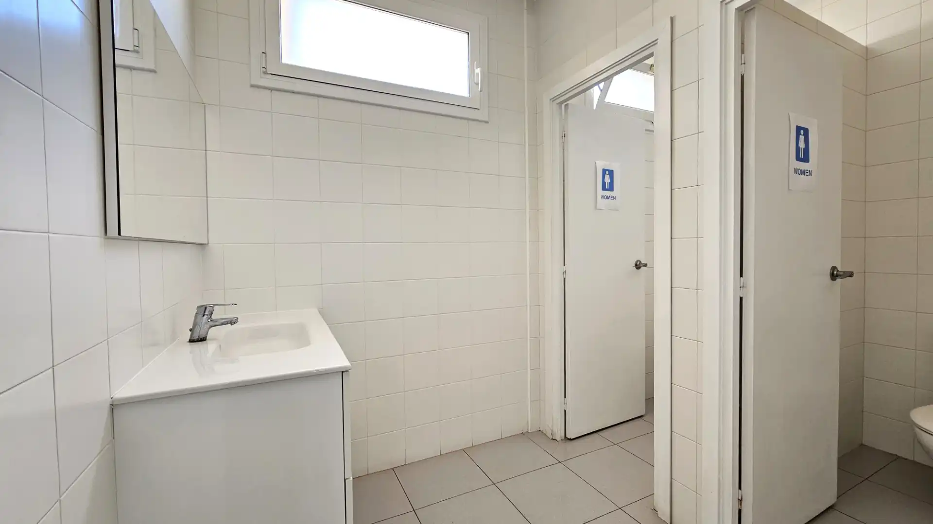 Baño de Oficina de alquiler en Barcelona con Aire acondicionado, Calefacción y Terraza
