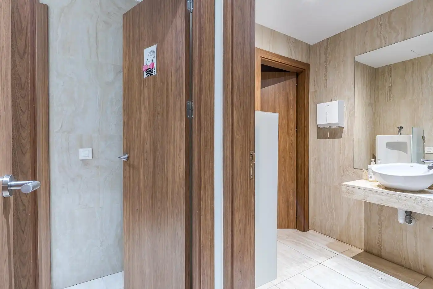Baño de Oficina de alquiler en Madrid con Aire acondicionado, Calefacción y Terraza