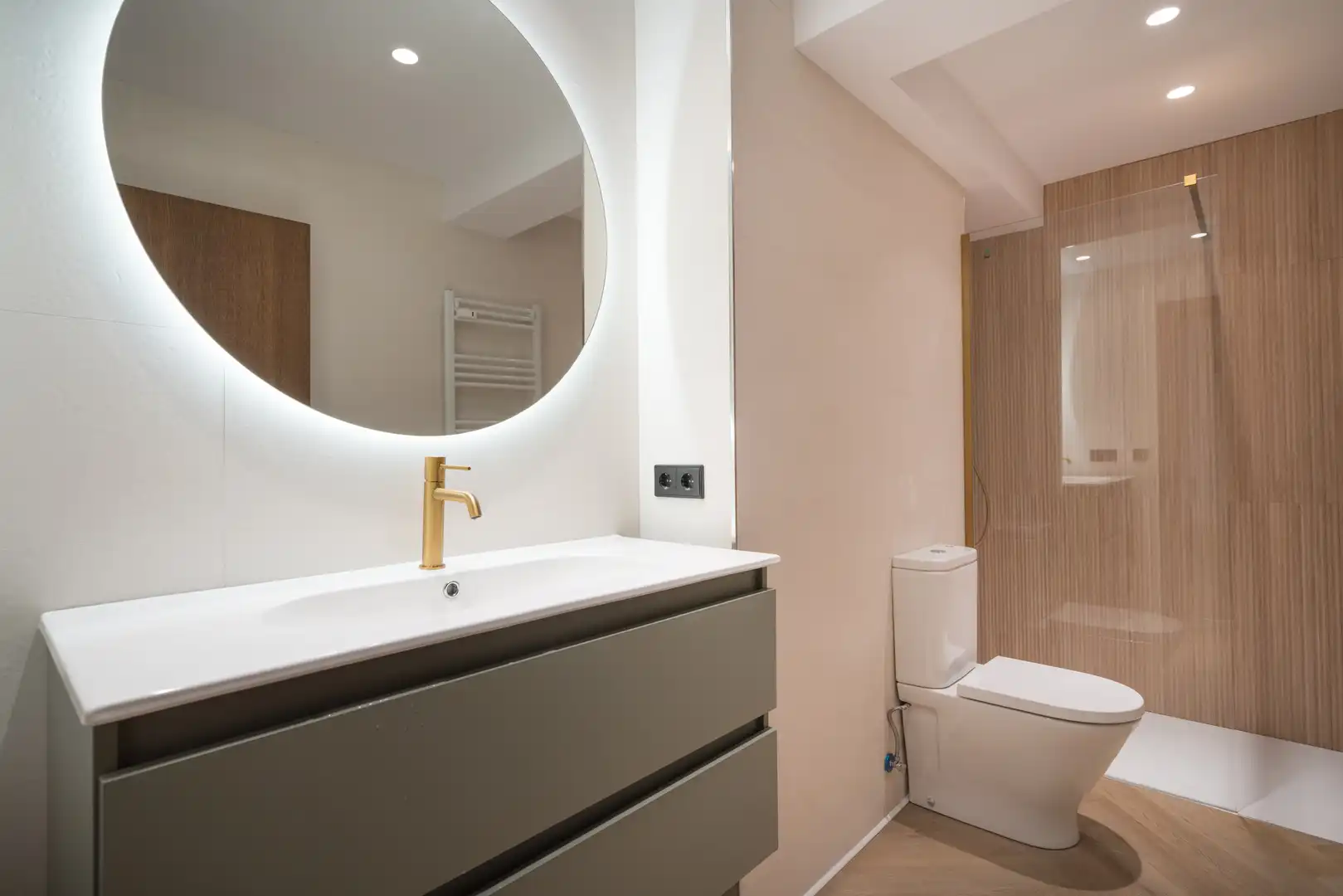 Badezimmer von Wohnung zum Verkauf in Gijón  mit Heizung