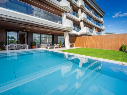 Swimming pool of Planta baja for sale in Pozuelo de Alarcón  with Terrace, Swimming Pool and Balcony