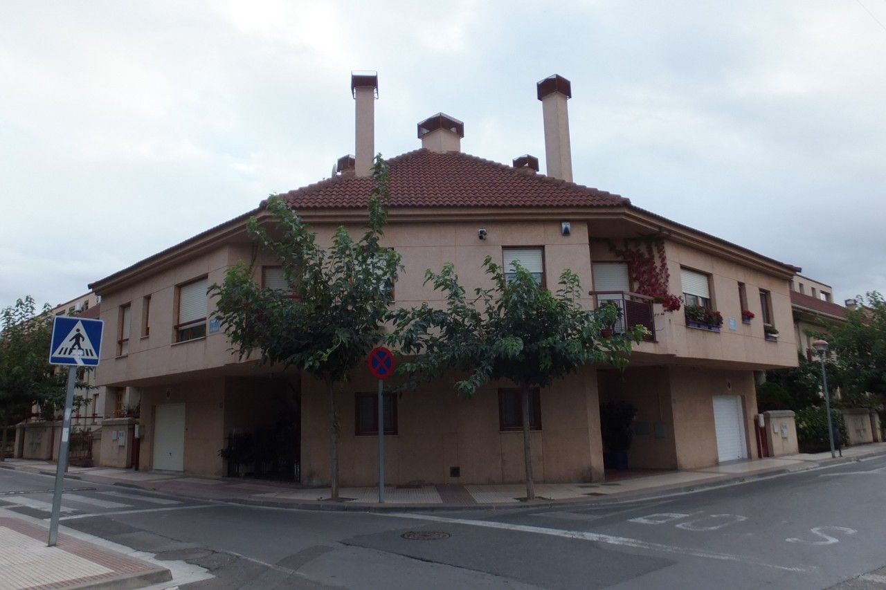 Vista exterior de Casa adosada en venda en Lardero amb Piscina