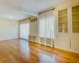 Living room of Flat to rent in  Madrid Capital  with Air Conditioner, Heating and Parquet flooring