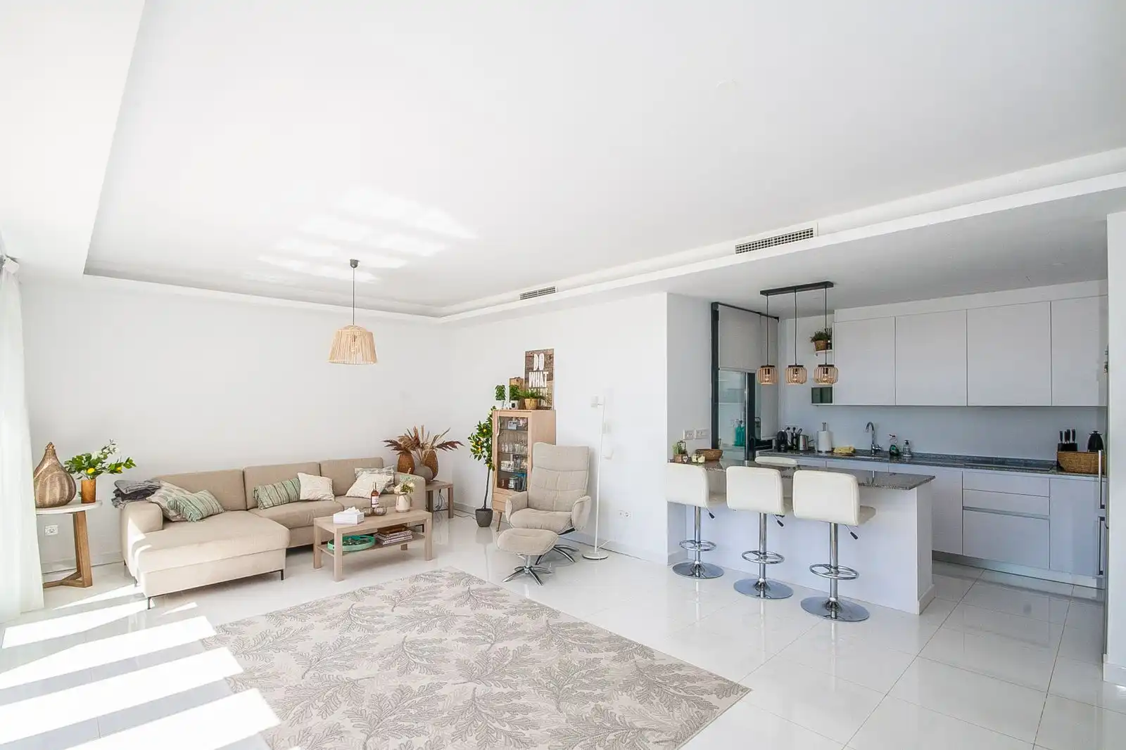 Sala d'estar de Apartament en venda en Estepona amb Aire condicionat, Traster i Piscina