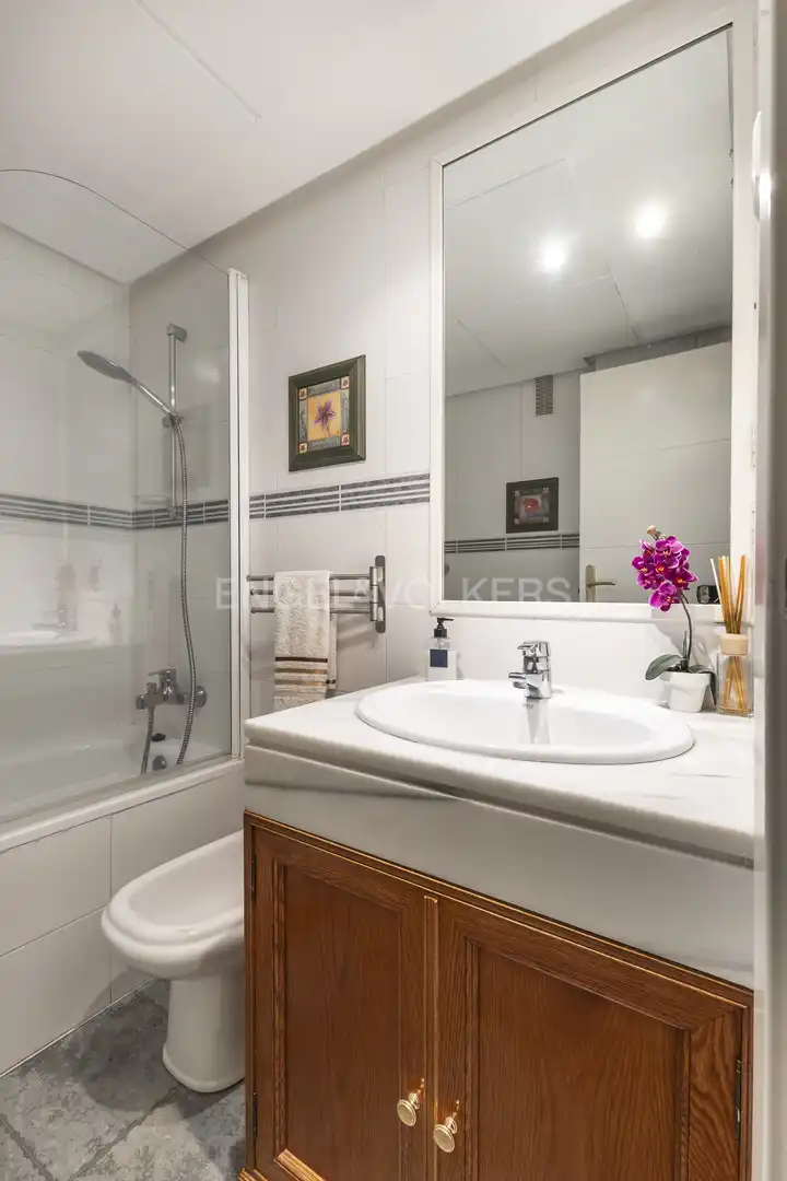 Badezimmer von Maisonette zur Miete in La Moraleja mit Klimaanlage, Heizung und Privatgarten