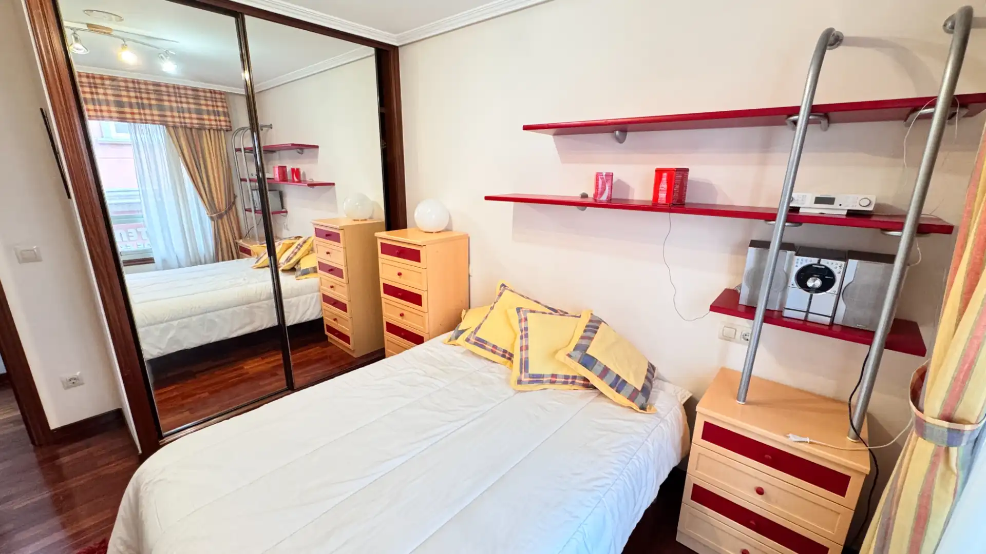 Schlafzimmer von Wohnung zum Verkauf in Arteixo mit Heizung, Parkett und Terrasse