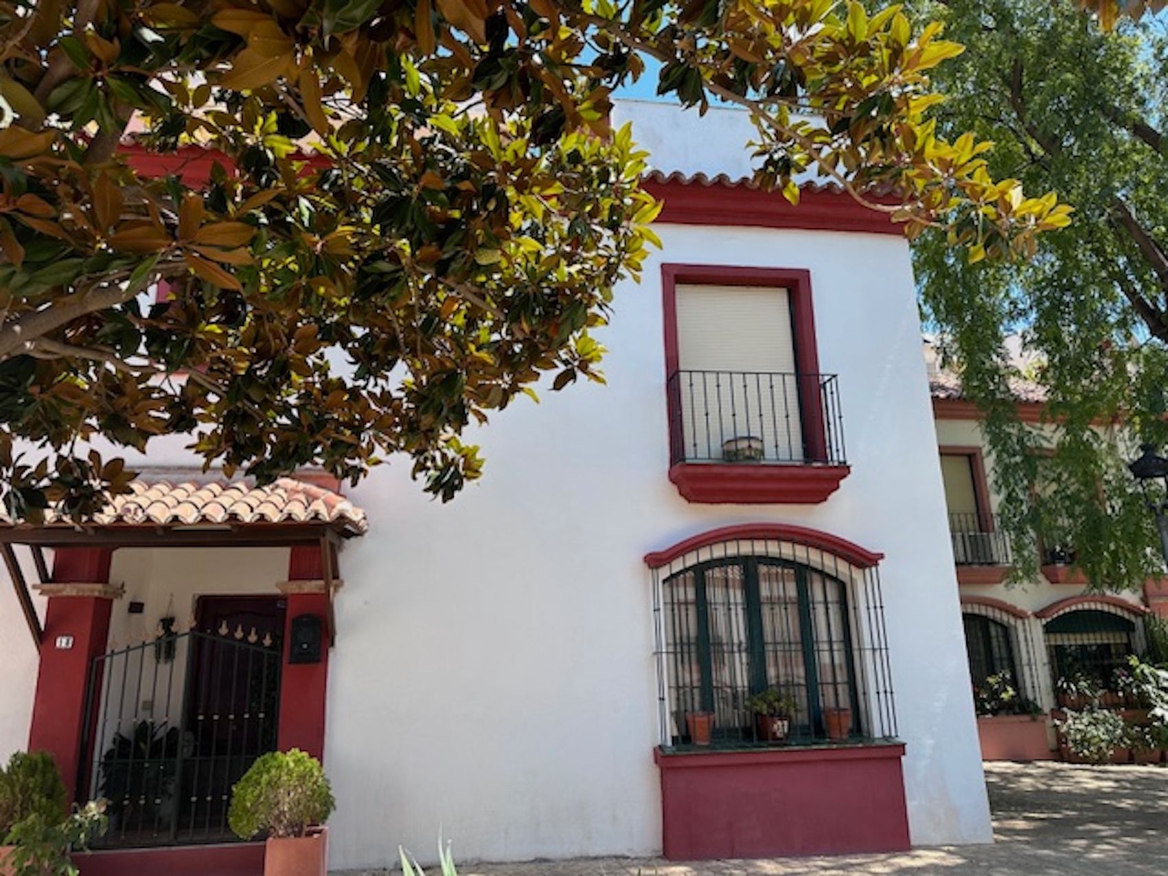 Vista exterior de Casa adosada en venda en Estepona amb Aire condicionat, Terrassa i Moblat