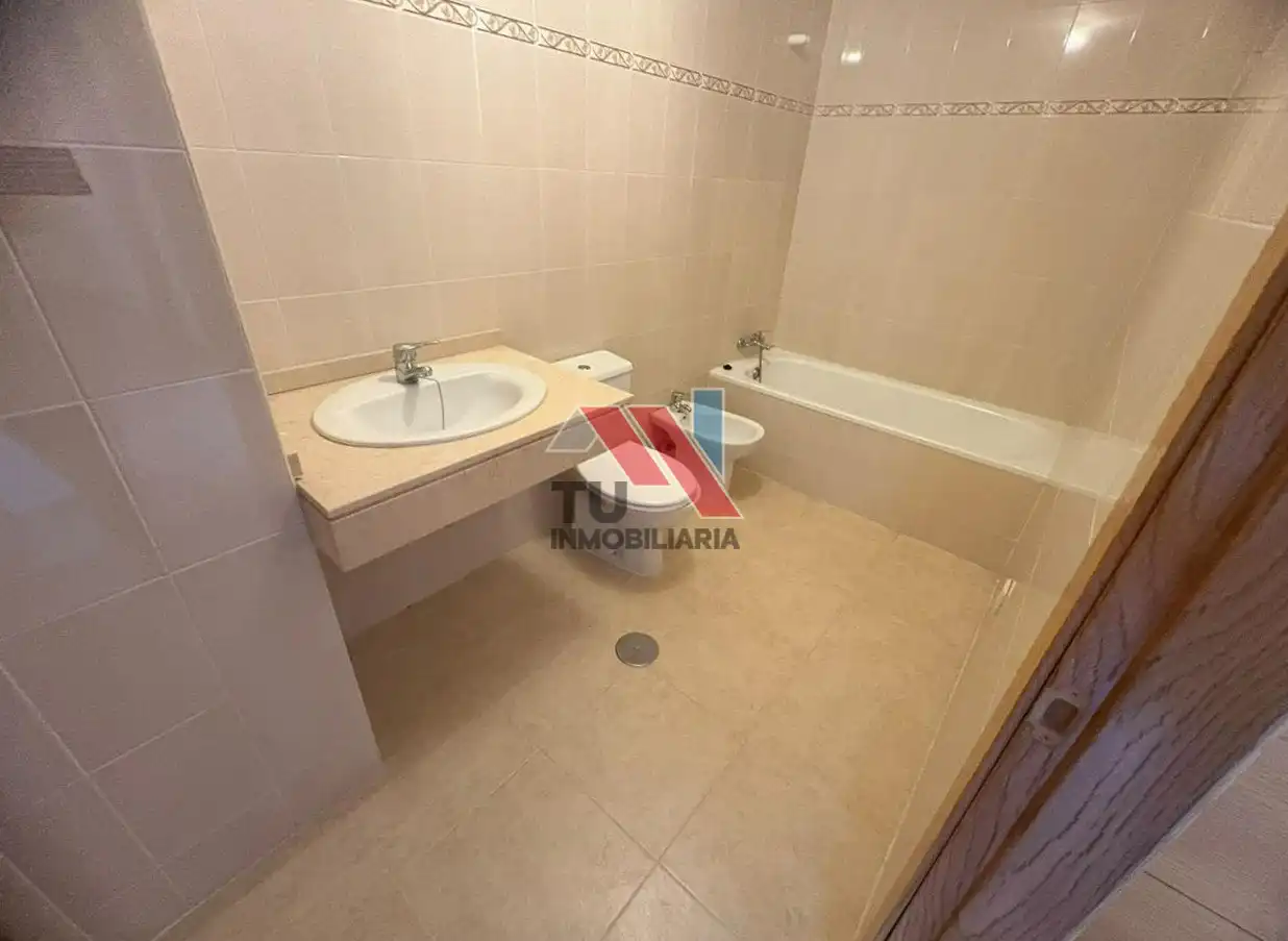 Bany de Pis en venda en Fuensalida amb Balcó i Piscina comunitària