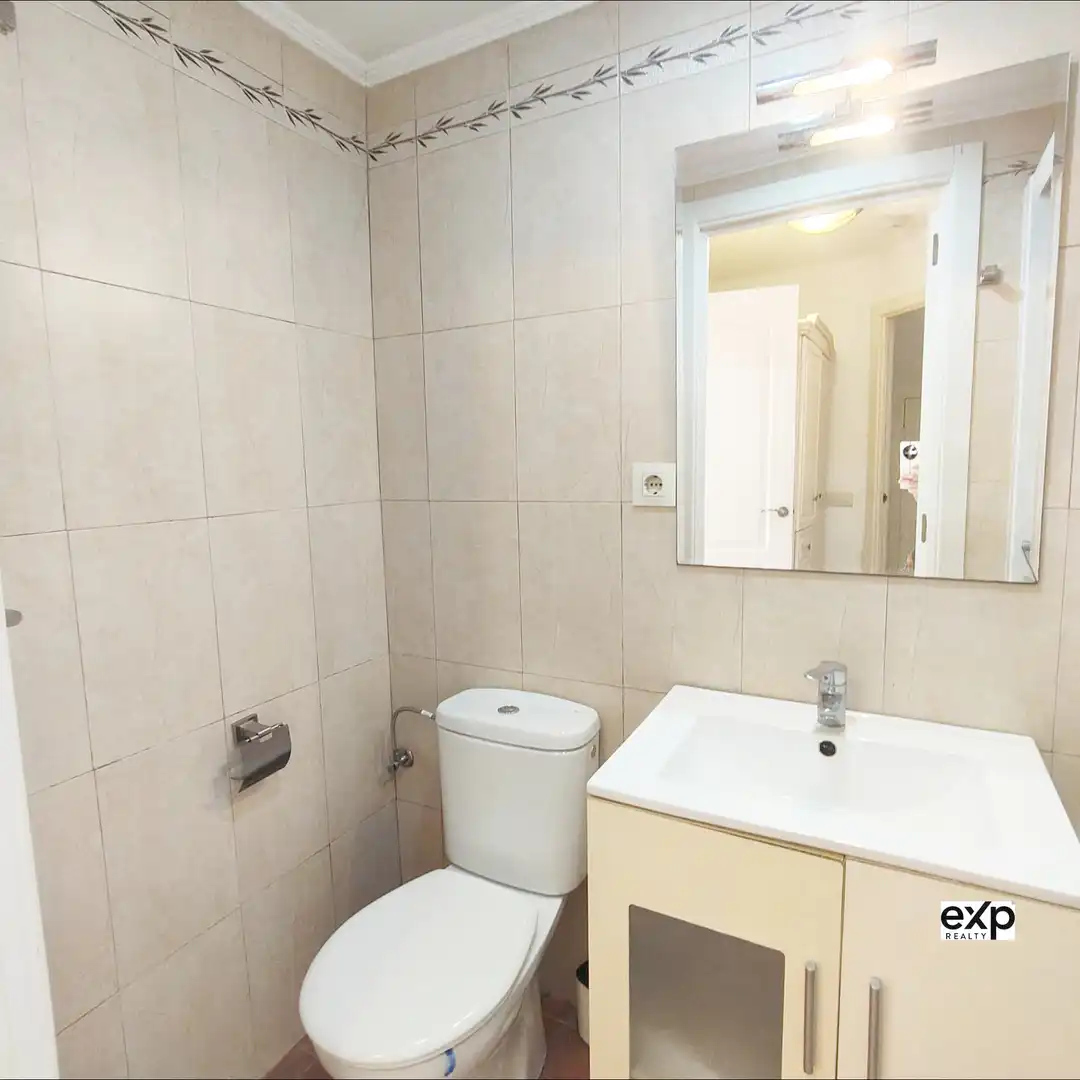 Bany de Casa adosada en venda en Oviedo  amb Parquet i Moblat