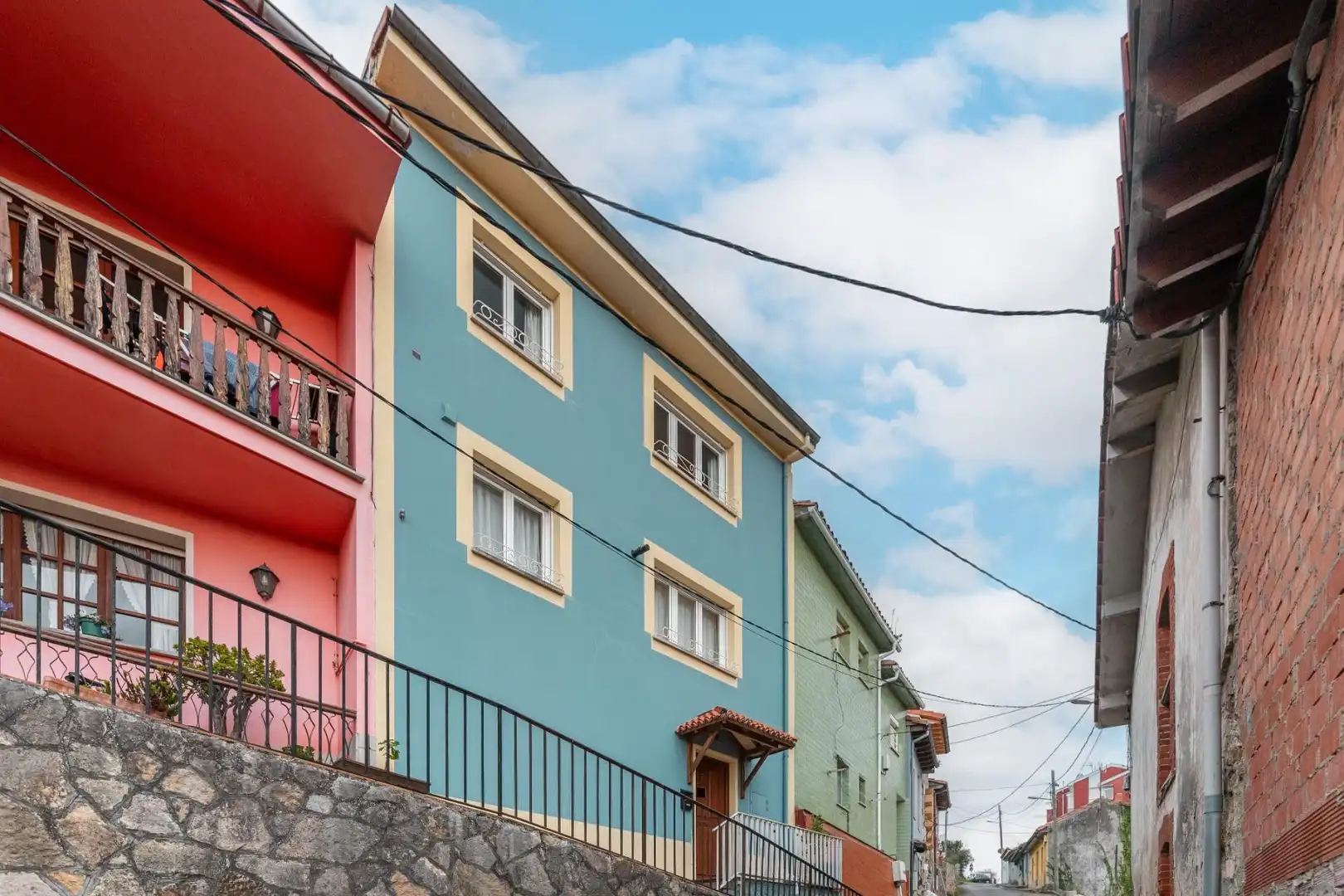 Vista exterior de Casa adosada en venda en Ribadesella amb Calefacció, Terrassa i Traster