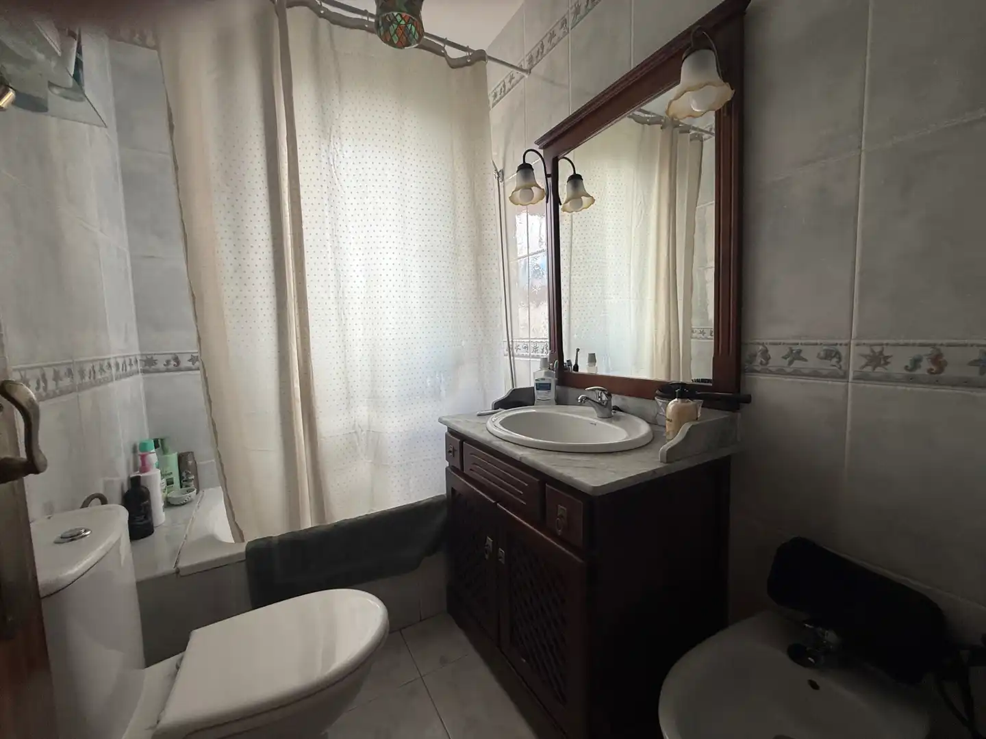 Badezimmer von Einfamilien-Reihenhaus zum Verkauf in Aljaraque mit Klimaanlage, Heizung und Privatgarten