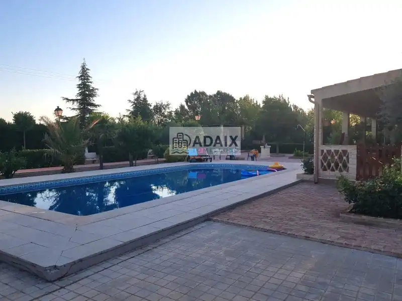 Casa rústica amb piscina en venda a Tomelloso