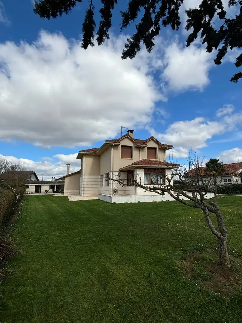 Chalet con jardín en venta en Medina de Pomar
