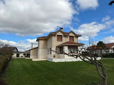 Chalet con jardín en venta en Medina de Pomar