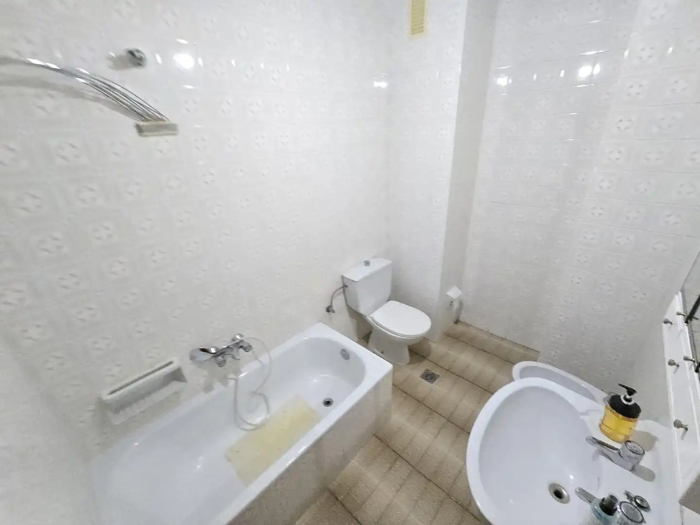 Bathroom of Flat for rent in Vigo   with Parquet flooring, Furnished and Balcony