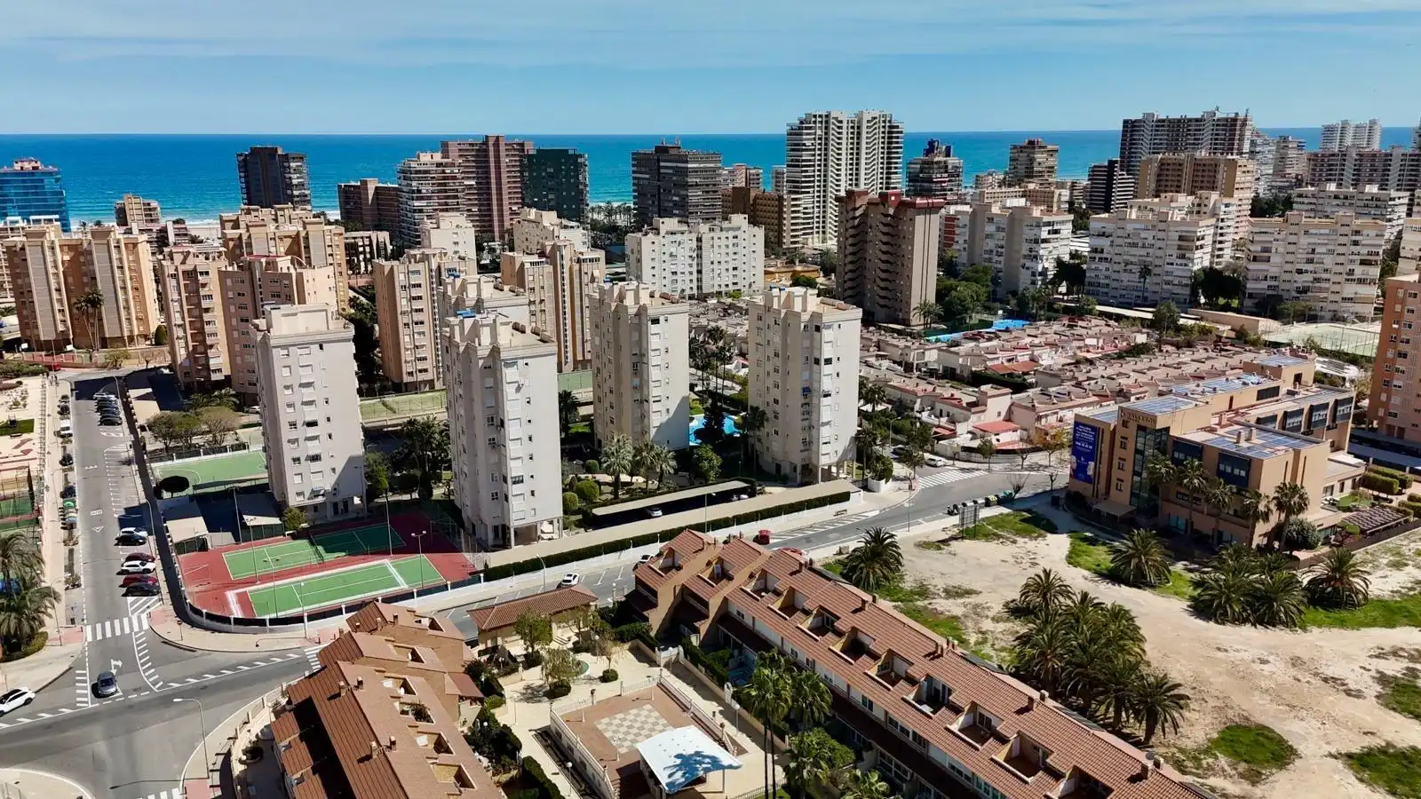 Vista exterior de Casa o chalet en venta en Alicante / Alacant con Aire acondicionado, Calefacción y Jardín privado
