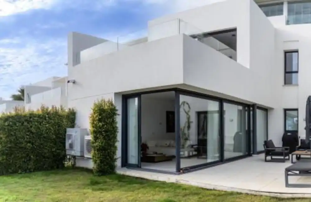 Außenansicht von Einfamilien-Reihenhaus zum Verkauf in Casares mit Klimaanlage, Privatgarten und Terrasse