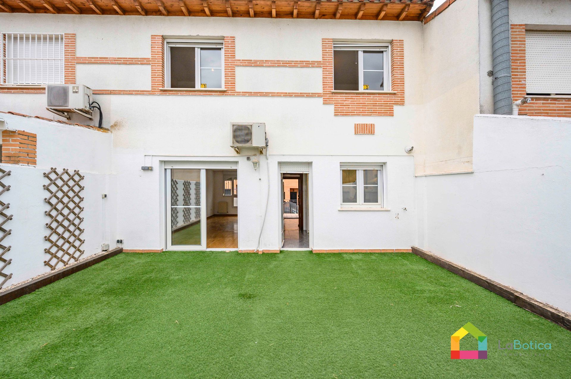 Jardí de Casa adosada en venda en Olías del Rey amb Aire condicionat i Jardí privat